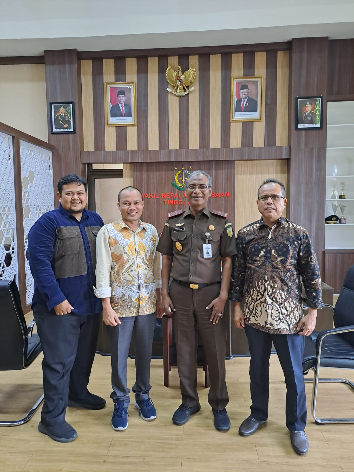 Tiga Dosen Universitas Malikussaleh diterima oleh Wakil Kepala Kejaksaan Tinggi Aceh, Muhibudin MH di Banda Aceh. Foto: Ist