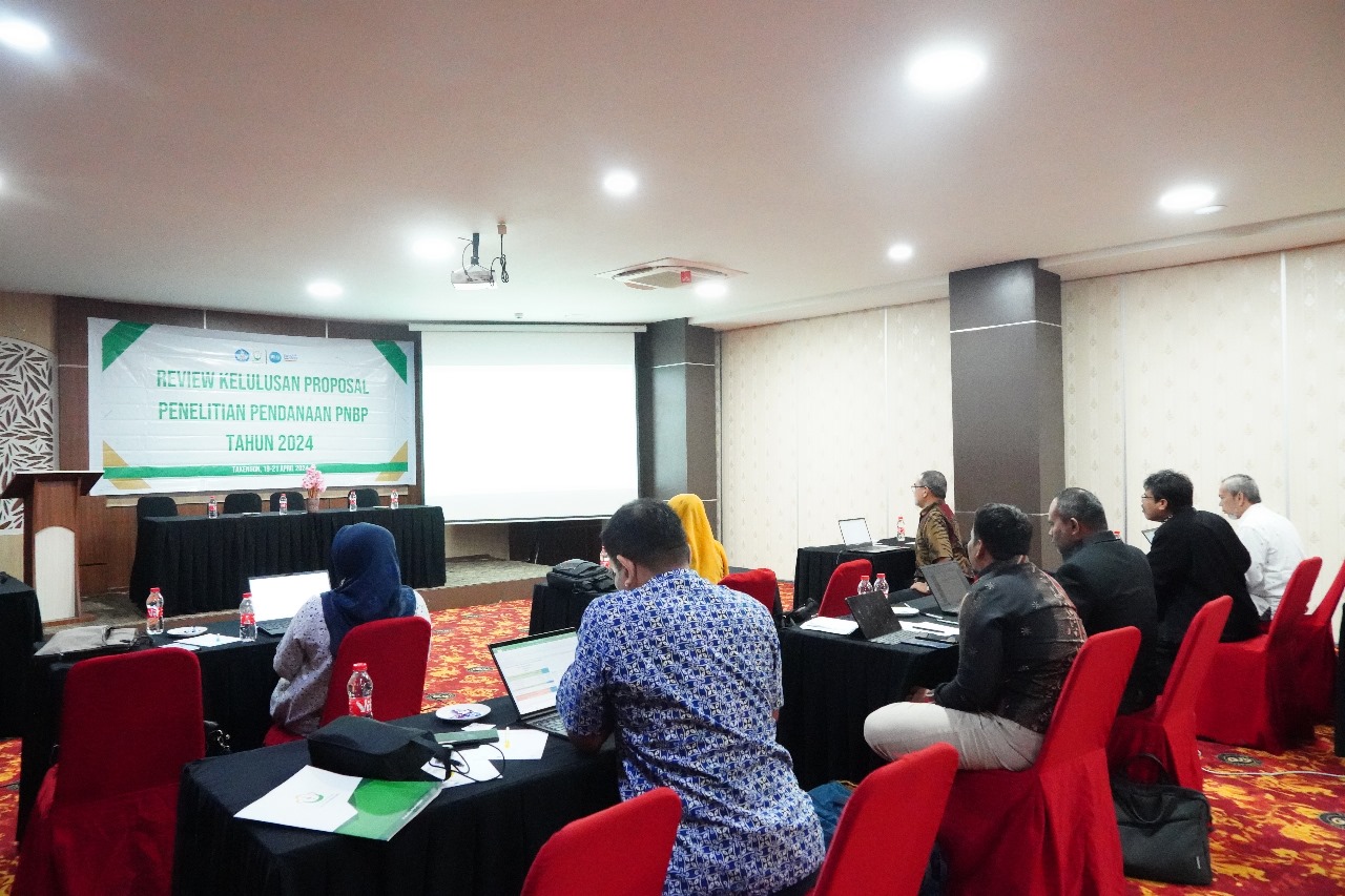 Reviewer sedang meihat daftar usulan proposal dalam kegiatan Review Kelulusan Proposal Penelitian PNBP Tahun 2024, Jum'atsampai Minggu (20-22/4/2024) di Takengon. Foto: Khalis