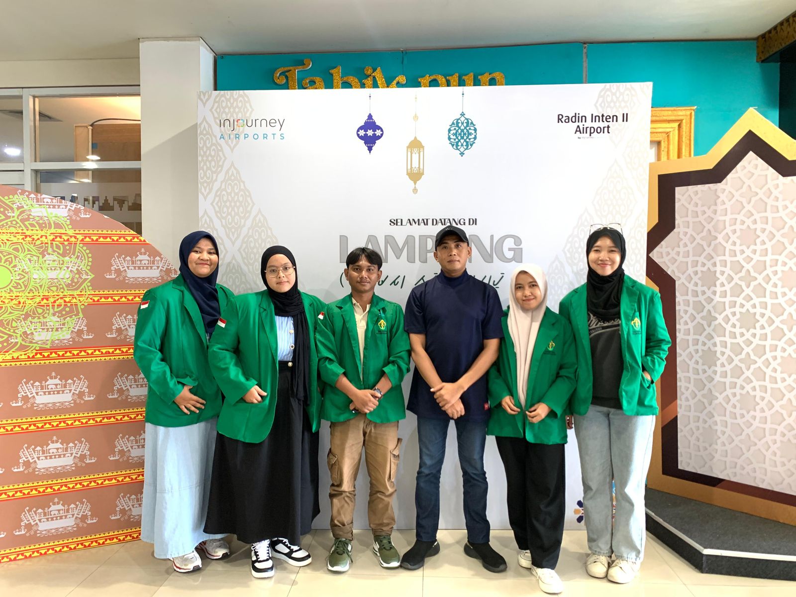 Dr.Muhammad Fikry (Tanpa Almamater) bersama lima mahasiswa Universitas Malikussaleh yang mengikuti KKN Internasional di Lampung.