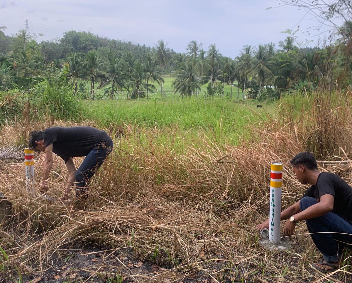 Mahasiswa KKN 46 Unimal Tingkatkan Keselamatan Jalan melalui Pemasangan Reflektor di Meunasah Dayah.