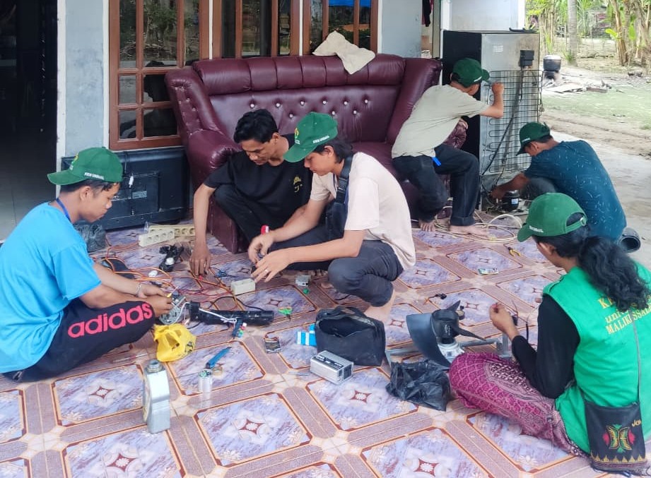 Mahasiswa KKN Relawan Unimal melakukan perbaikan elektronik warga Gampong Cot Manyang, Kecamatan Baktiya, Kabupaten Aceh Utara. Kegiatan ini merupakan program KKN untuk membantu korban pascabanjir besar melanda Aceh beberapa waktu lalu, Kamis (22/1/2026).