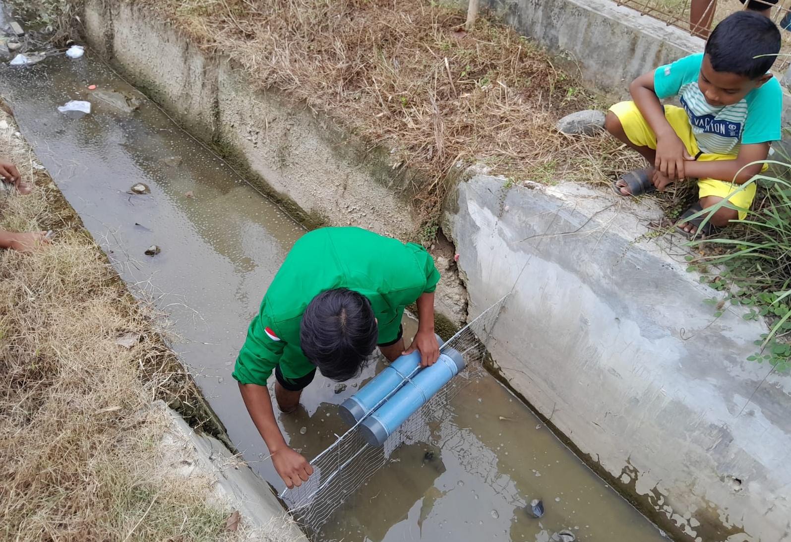 Solusi Teknologi Tepat Guna, Mahasiswa KKN 94 Membuat Inovasi Saringan Sampah Irigasi