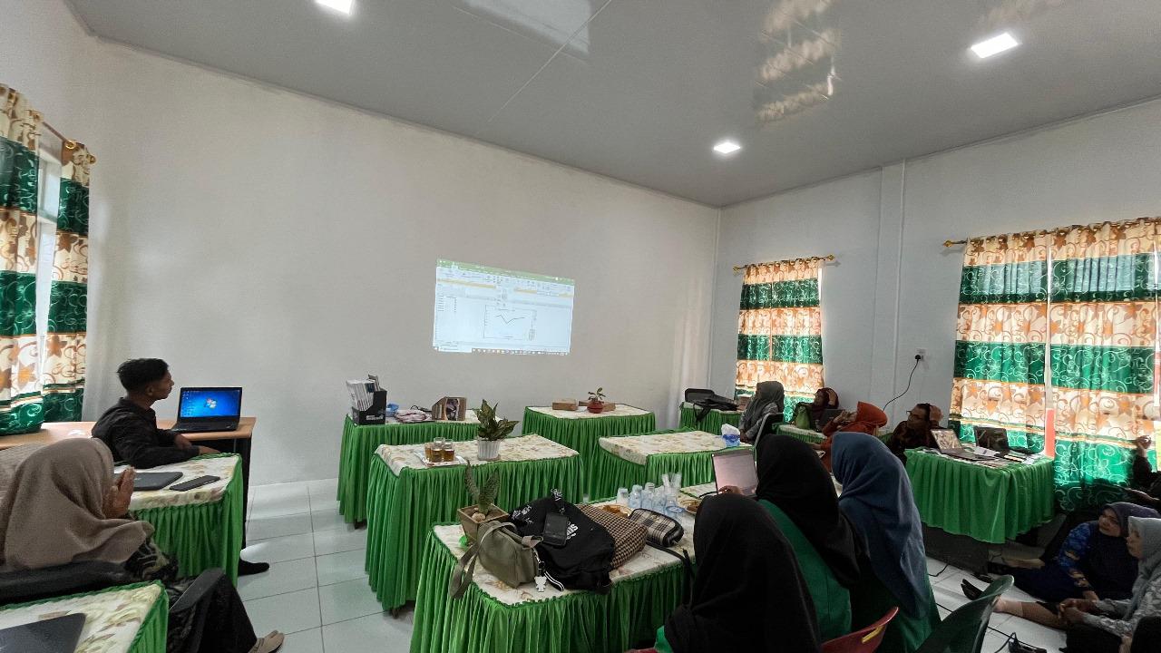 Kelompok 217 KKN-PPM Unimal melakukan sosialisasi pemanfaatan teknologi untuk pembelajaran kepada sejumlah guru di SDN 7 Baktiya Barat Aceh Utara pada Sabtu (01/02/2025).