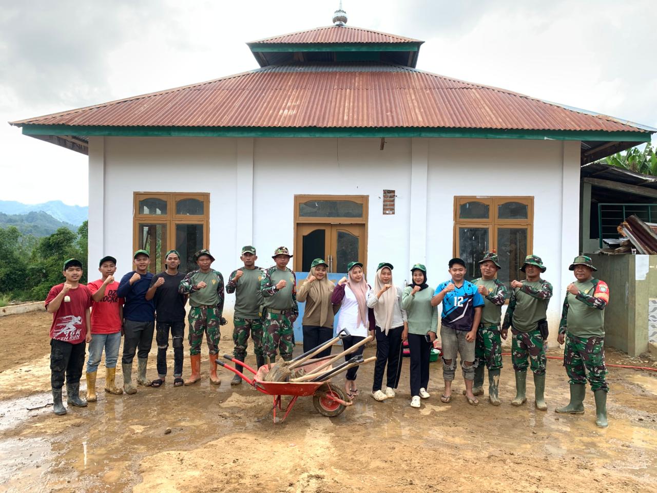 Mahasiswa KKN Relawan Unimal Bersama TNI Bersihkan Musholla dan Pasang Tanggul di Desa Tebuk, Kecamatan Pegasing, Aceh Tengah, Senin (9/2/2026).
